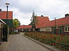 WLM - Minke Wagenaar - Hilversum NL 03 - 31 augustus 2007 Erfgoedstudies VU Amsterdam 11e Gemeentelijke Volkswoningbouwcomplex - Duivenstraat Klein complex in vorm van hofje: smalle straat met in het midden een klein gazon. 20 woningen Bouwjaar: 1927 - 1928 Restauratie in 2001 (architect Marloes van Haaren). Bij de restauratie is in de meeste gevallen van 2 woningen Ã©Ã©n woning gemaakt, echter met behoud van de gevel aan de straatzijde. Ook zijn de woningen aan de achterzijde vergroot. Na restauratie: 13 woningen Rijksmonument 407324…