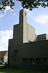 Bavinckschool01gr -  Bavinckschool Hilversum. W.M. Dudok (1922). In 1929 uitgebreid met een vleugel aan de oostzijde en wijzigingen aan de gymzaal en de kleedkamers. Onderdeel van 4e gemeentelijke woningbouwcomplex. 