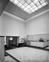 Interieur overzicht vestibule 1e verdieping richting Burgerzaal met bovenlicht - Hilversum - 20113202 - RCE -  Raadhuis: interieur overzicht vestibule 1e verdieping richting Burgerzaal met bovenlicht 
