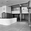 Interieur hotel, gedeelte hal met balkon en balie - Hilversum - 20341472 - RCE -  Gooiland: Interieur hotel, gedeelte hal met balkon en balie 