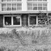Voorgevel, detail kozijn met muurdam, school - Hilversum - 20343156 - RCE -  JULIANASCHOOL: Voorgevel, detail kozijn met muurdam, school (opmerking: Gefotografeerd voor Dudok in Hilversum) 
