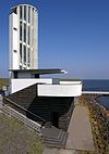 Abschlussdeich Aussichtsturm 01 -  Der Aussichtsturm auf der ersten Halbinsel des Abschlussdeiches in den Niederlanden, aufgenommen vom der FuÃŸgÃ¤ngerbrÃ¼cke Ã¼ber die StraÃŸe. Stark bearbeitete Version: Ohne Personen, Mobiliar, GebÃ¤udebeschriftungen und Fahnenmasten im Hintergrund.)  Monument met de uitkijktoren, Afsluitdijk, Den Oever 