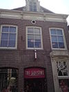 Huis met gevel met rechte kroonlijst en dakkapel
