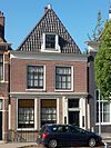 Pand met gesneden deuromlijsting