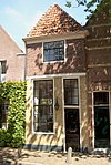Pand met lage verdieping en schilddak