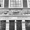 Detail van de voorgevel- middelste deel van het fries boven de pui - Hoorn - 20277560 - RCE -  Bossuhuizen: Detail van de voorgevel: middelste deel van het fries boven de pui 