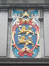 Wapen West-Friesland, Roode Steen 1, Hoorn.JPG -  Gevelsteen aan het Statencollege te Hoorn, voorstellende het wapen van West-Friesland.  Gable stone depicting the coat of arms of West-Friesland. Gable stone is placed in the gable of the former Staten College in Hoorn (North-Holland)