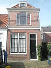 Pand met verdieping en schilddak. Voorgevel met geprofileerde, houten puibalk