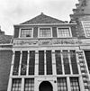 Bovenste deel van voorgevel met boven de pui een fries in reliÃ«f - Hoorn - 20277558 - RCE -  Bossuhuizen: Bovenste deel van voorgevel met boven de pui een fries in reliÃ«f 