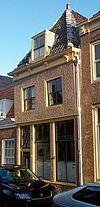 Pand, eenvoudige gevel met rechte kroonlijst voor ouder pand