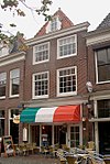 Huis met eenvoudige 18e-eeuwse gevel met twee verdiepingen, pui modern