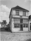Overzicht voorgevel - Hoorn - 20116717 - RCE -  In de Frachtwagen: Overzicht voorgevel (opmerking: In: Buiten ; 10(1916), nr. 49, p. 577) 