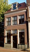 Bescheiden hoekpand vernieuwde voorbouw met dwarskap