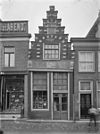 Overzicht voorgevel - Hoorn - 20116231 - RCE -  Trapgevel: Overzicht voorgevel (opmerking: In: Buiten ; 12(1918), nr. 16, p. 192) 