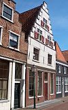 Huis met hoge gepleisterde trapgevel