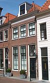 Eenvoudig-eeuws pand. Glasroeden verloren. Deur met bovenlicht