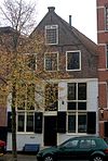Pand met pakhuisgevel. Originele deur en kozijnen. Inwendig houtskelet