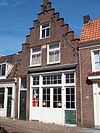 In 1898 nieuw opgemetselde trapgevel voor diep pand