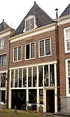 Huis met eenvoudige vroeg 19e-eeuwse gevel met rechte kroonlijst en dakkapel