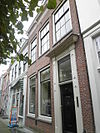 Huis met laat 18e-eeuwse gevel met rechte kroonlijst waarop consoles