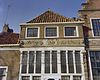 Deel van de voorgevel met gebeeldhouwd fries boven de pui - Hoorn - 20277566 - RCE -  Bossuhuizen: Deel van de voorgevel met gebeeldhouwd fries boven de pui 
