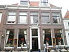 Vijf traveeën breed woonhuis met verdieping en rechte kroonlijst waarboven twee dakkapellen