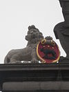 Beeld wapen van Edam, Roode Steen 1, Hoorn.JPG -  Leeuw op de gevel van het Statencollege te Hoorn, deze houdt een schild voorstellende het wapen van Edam vast.