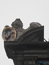 Beeld wapen van Hoorn, Roode Steen 1, Hoorn.JPG -  Leeuw op de gevel van het Statencollege te Hoorn, deze houdt een schild voorstellende het wapen van Hoorn vast.
