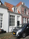 Pand zonder verdieping onder hoog zadeldak