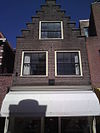 Huis met eenvoudige trapgevel, herbouwd zonder karakteristieke details