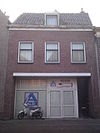 Kleine Noord 47, Hoorn.JPG -  Shop underneath a house.  Winkelwoning.
