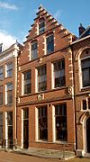 Huis met vernieuwde trapgevel waarin zes gevelstenen
