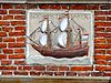 In den Ostervarer (oostervaarder) Oude Doelenkade17 19 Hoorn -  Inden Ostervarer (oostervaarder), gevelreliÃ«f Oude Doelenkade17 19 Hoorn