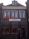 Kleine Noord 7, Hoorn.JPG -  Rijksmonument: 22444.House with sober frames around the windows with imitation keystone. Dormer has a cut window.  Rijksmonument: 22444. Huis met sober omlijste vensters met imitatie sluitsteen. Dakkapel; snijraam