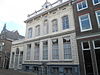 Grote Oost 26, Hoorn -  Five bay wide home of which the facade was decorated with stucco in 1854.  Vijf traveeÃ«n breed pand waarvan de gevel in 1854 met stucwerk is opgesierd 