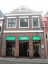 Pand van eenvoudige architectuur. Van belang voor het geheel van de Kerkstraat