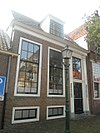 Met onderdelen van afgebroken nr 68 herbouwd perceel