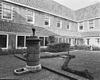 Binnenplaats naar het noord-oosten met pomp - Hoorn - 20116103 - RCE -  St.Pietershof: Binnenplaats naar het noord-oosten met pomp 