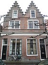 Huis met geheel bakstenen trapgevel en pui
