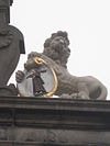 Beeld wapen van Monnickendam, Roode Steen 1, Hoorn.JPG -  Leeuw op de gevel van het Statencollege te Hoorn, deze houdt een schild voorstellende het wapen van Monnickendam vast.