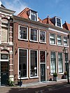 Eenvoudig pand; vensters met roeden en bovenlicht