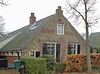 Topgevel met ruitpatroon in gele en rode steen