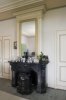 Interieur, schouw met kachel in de grote slaapkamer