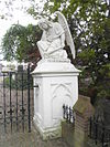 Rechter beeld ingangspartij R.K. kerkhof, Medemblik.JPG -  Werk: Rechter beeld ingangspartij R.K. kerkhof; Kunstenaar: Franciscus Leonardus Hubertus (Leonard) de Fernelmont; Jaar: 1871; Straat: Westerdijk; Materiaal: kalksteen 