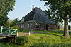 Stolpboerderij met drie ronde sierschoorstenen