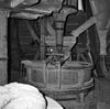 Interieur, koppel maalstenen met toevoerpijpen uit de silo's - Wervershoof - 20253641 - RCE -  De Hoop: Interieur, koppel maalstenen met toevoerpijpen uit de silo's (opmerking: Van deze molen is ook een Sipman-tekening) 