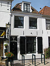 Pand met gepleisterde lijstgevel