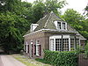 Dienstwoning, deel uitmakend van het complex 