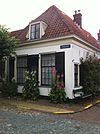 Rijksmonument-30262-20110926120146 -  Laag gepleisterd hoekpand met rechte kroonlijst Naarden 