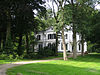 Flevorama, witgepleisterd landhuis met neoclassicistische ornamenten. Gelegen in fraai landschapspark